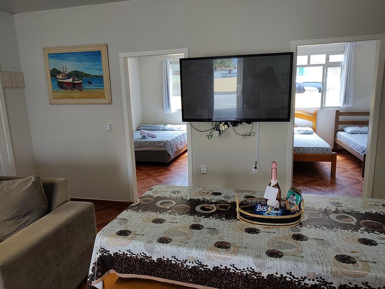 Beira-mar, piscina e vista montanha com pôr do sol