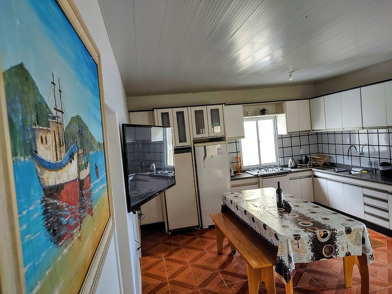 Beira-mar, piscina e vista montanha com pôr do sol