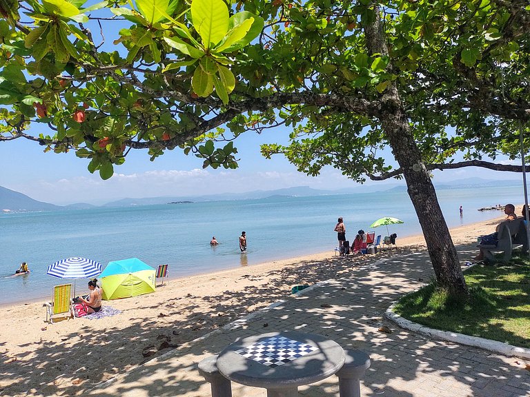 Beira-mar, piscina e vista montanha com pôr do sol