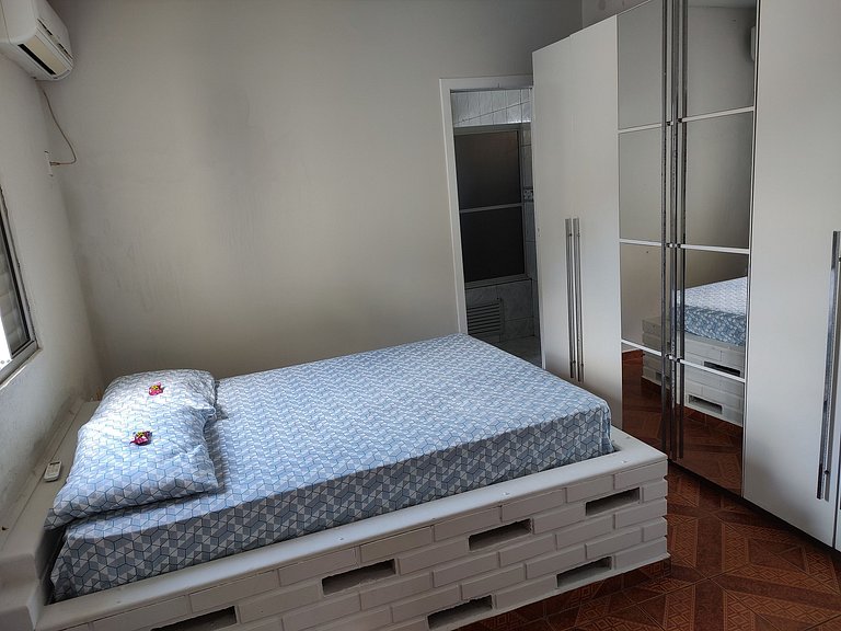 Beira-mar, piscina e vista montanha com pôr do sol