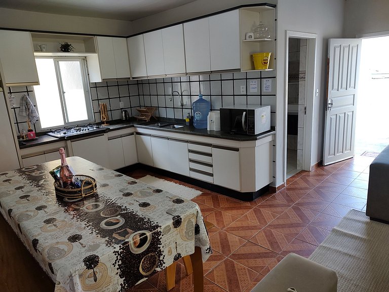 Beira-mar, piscina e vista montanha com pôr do sol