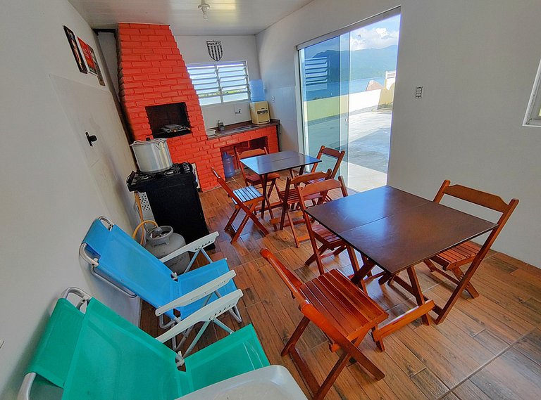 Beira-mar, piscina e vista montanha com pôr do sol