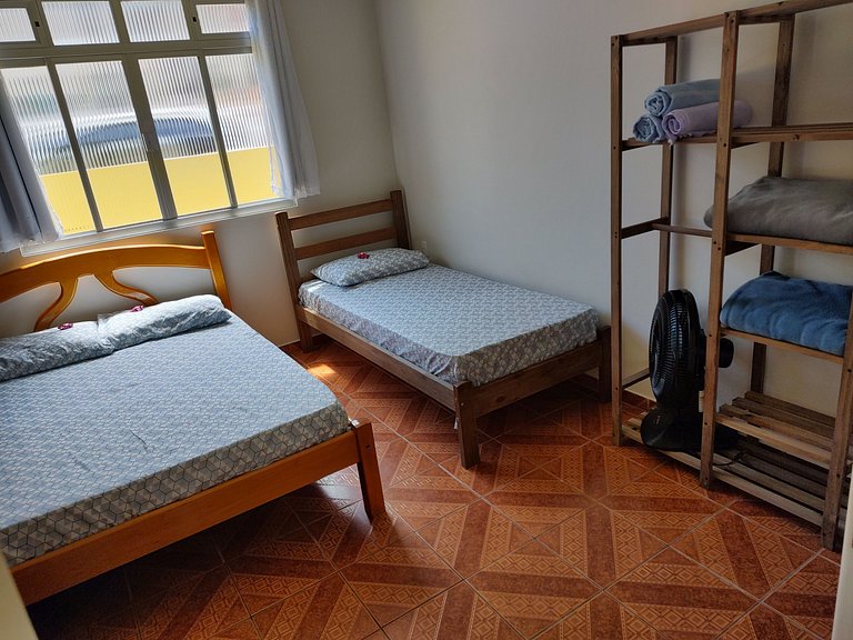 Beira-mar, piscina e vista montanha com pôr do sol