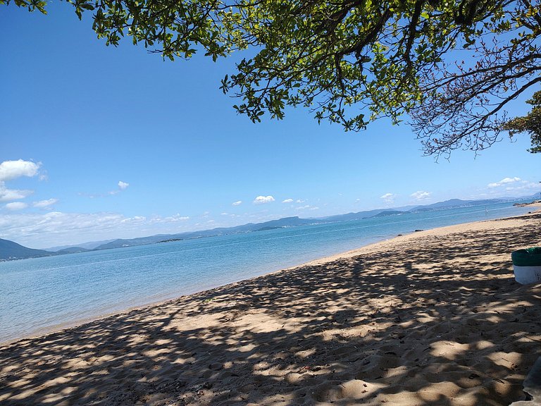 Beira-mar, piscina e vista montanha com pôr do sol