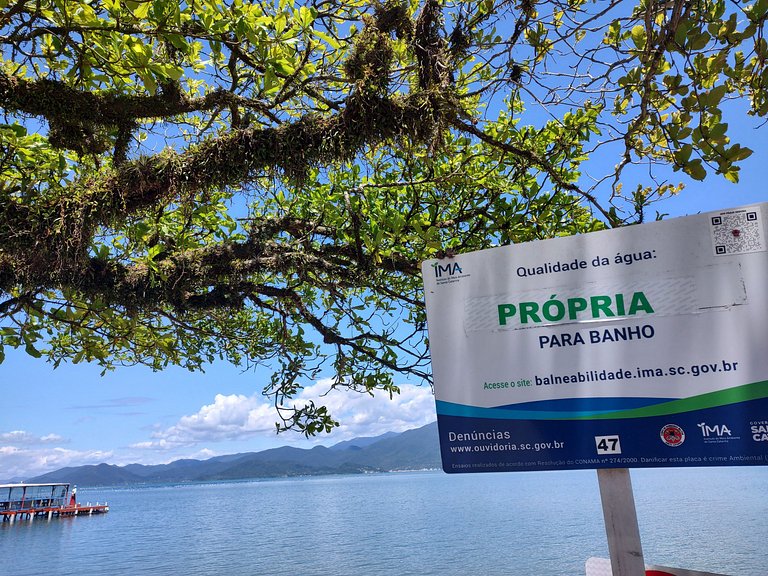 Beira-mar, piscina e vista montanha com pôr do sol