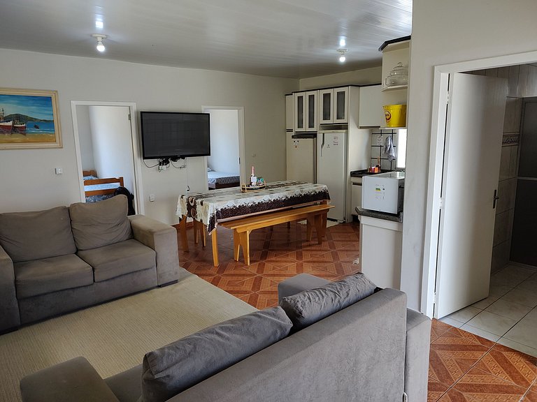 Beira-mar, piscina e vista montanha com pôr do sol