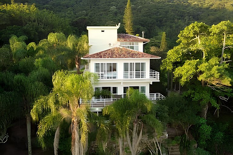 Charme, beira-mar, privacidade e exclusividade.