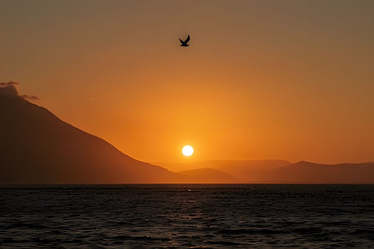 Vista Mar, Montanhas e Pôr do sol com Piscina